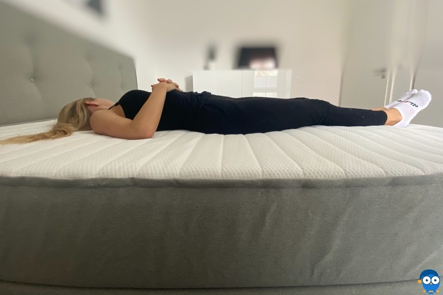 Mannelijke testslaper op Bruno boxspring